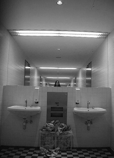 December 06 BONN damen toiletten SELF I