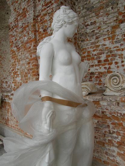 Gr&acirc;ce volupt&eacute; et petites p&eacute;p&eacute;s de marbre RECTO - Seneffe - Avril 08