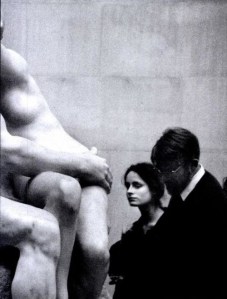 Elliott Erwitt. The Tate Gallery. (Rodin sculpture). London. 1993.jpg