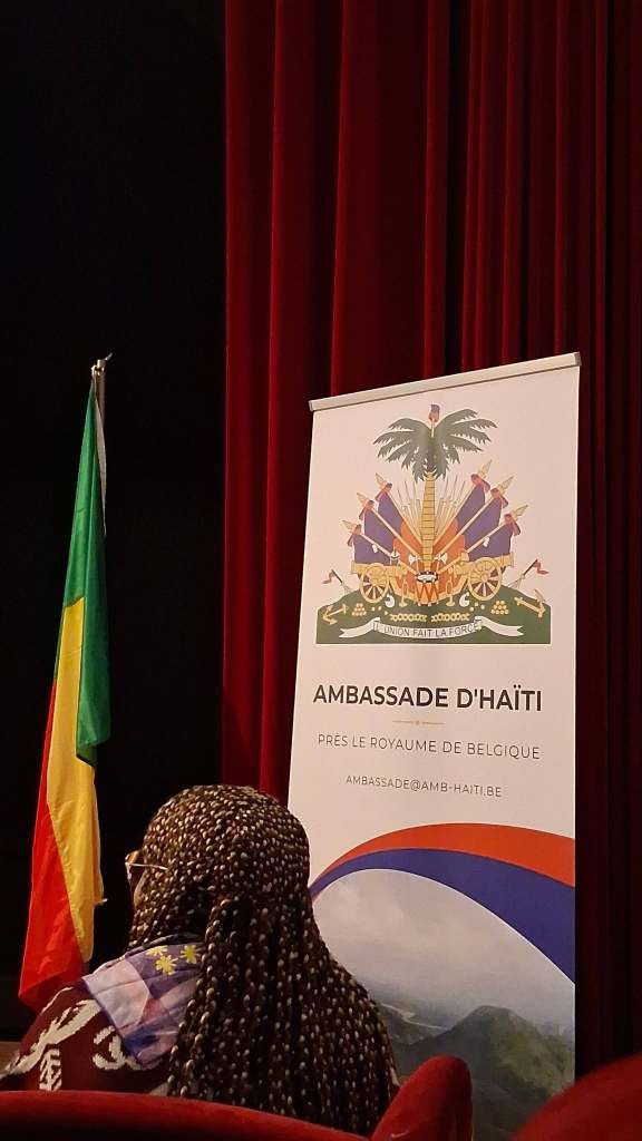 en présence de Marie-Laurence Josselyn-Lassègue, journaliste haïtienne, enseignante, militante féministe et culturelle, femme politique et plusieurs fois ministre dont du ministère de la Culture en Ayiti.